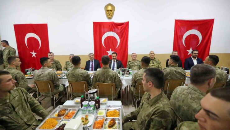 Vali Masatlı iftarını Mehmetçikle birlikte yaptı