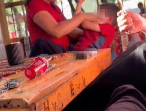 Vicdansız anne çocuğunu döverken cep telefonu kamerasına yansıdı