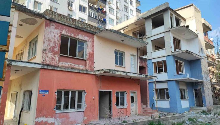 Yakılan metruk bina mahalleliyi tedirgin ediyor