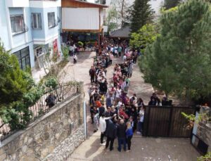 Yaşlı çift 20 yıldır her bayram çocukları sevindiriyor