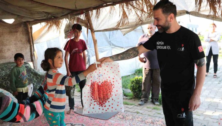 Yıllar önce kendisinin de yaşadığı çadırdaki çocuklara bayramlık dağıttı