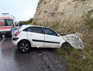 Yolcu otobüsü otomobille çarpıştı: 2 ölü