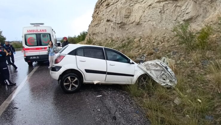 Yolcu otobüsü otomobille çarpıştı: 2 ölü