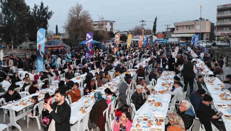 Yüreğir Belediyesi bin kişilik iftar sofrası kurdu