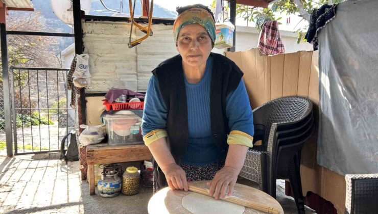Depremzede kadın gözleme ve yufka ekmek yaparak hayata tutundu