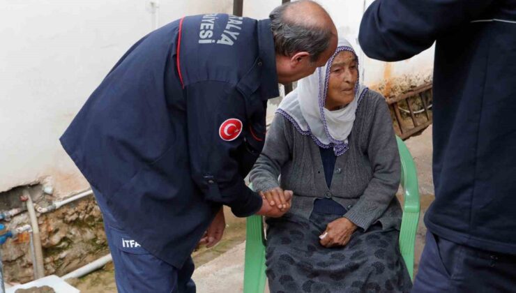 Evleri yanan genç kız gözyaşlarını tutamadı, yaşlı kadını itfaiye eri elini tutarak teselli etti