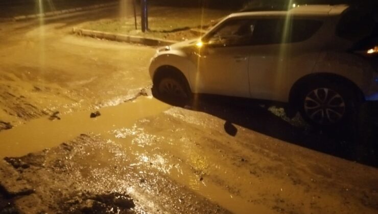 İnşaatta kazı çalışmasında oluşan çukura 2 otomobil düştü, 2 çocuk yaralandı
