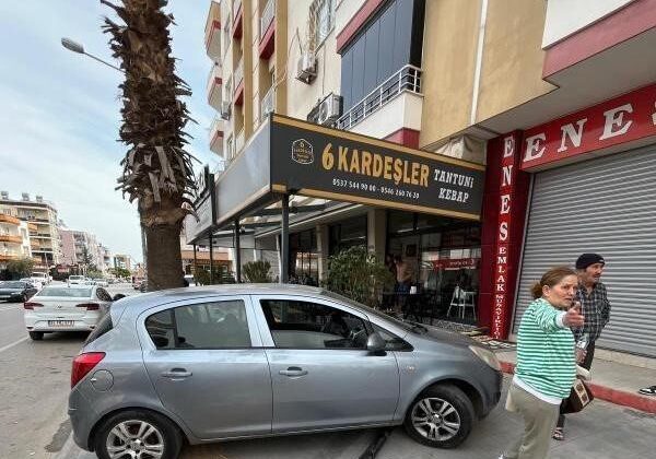 Kontrolden çıkan araç kafeye daldı: O anlar kameraya yansıdı
