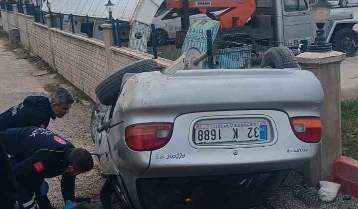 Kontrolden çıkan otomobil akaryakıt istasyonunun duvarına çarptı: 1 ölü, 1 yaralı