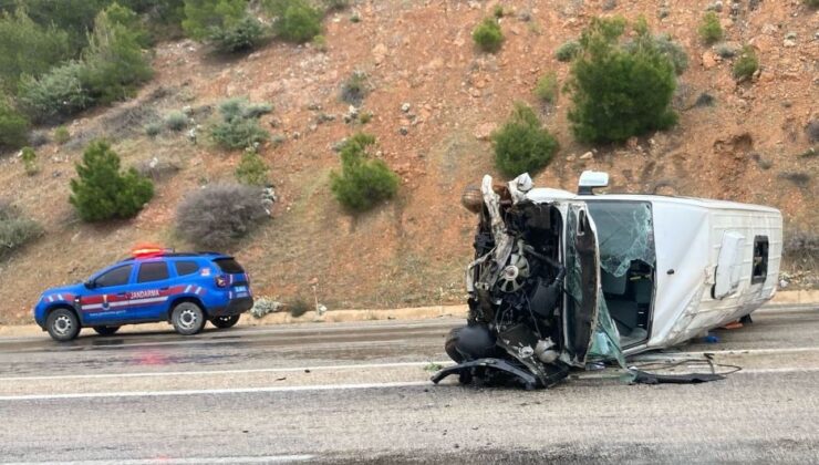 Mersin’de servis minibüsü devrildi: 10 yaralı