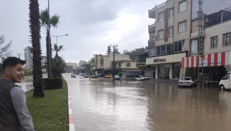 Osmaniye’de sağanak yağmur hayatı felç etti