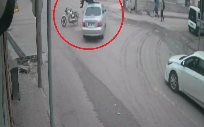 Otomobille çarpışan motosikletteki 2 kişi metrelerce havaya uçtu