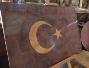 76 yaşındaki usta, 15 Temmuz şehitleri için 246 parçadan Türk bayrağı yaptı