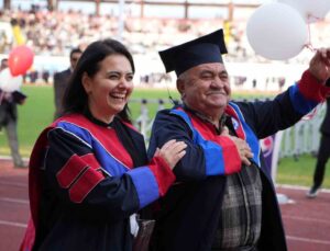 76 yıl sonra gelen mezuniyet: Hayaller üniversite mezuniyet kortejinde gerçek oldu