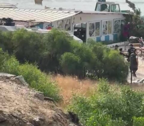Adana Karataş’ta baraka restoranlar yıkılıyor