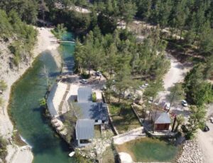 Adana sıcağından kaçan Yedigöze tabiat parkında serinliyor