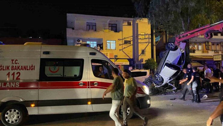Adana’da kontrolden çıkan otomobil refüjde asılı kaldı: 5 yaralı