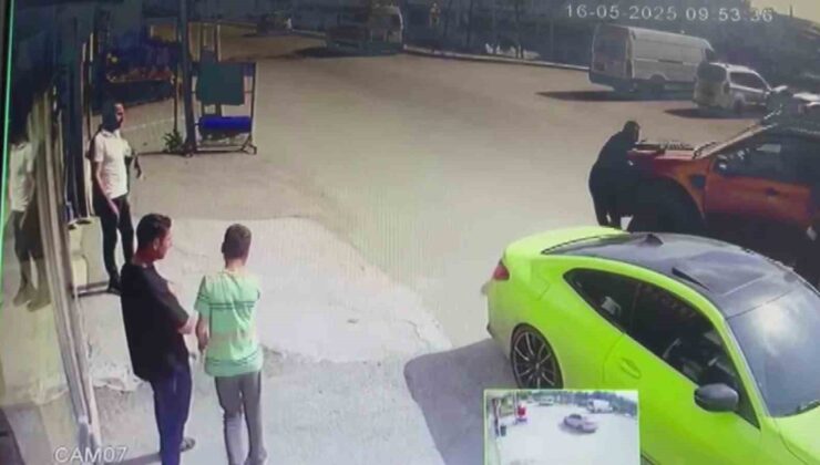 Adana’da şaka kazaya dönüştü: Kamyonetin çarpmasıyla ayağı kırıldı, telefonu bırakmadı