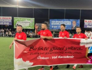 Adanalı öğretmen 10. evlilik yıl dönümünü sahada kutladı