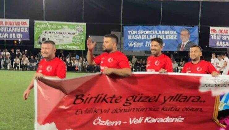 Adanalı öğretmen 10. evlilik yıl dönümünü sahada kutladı