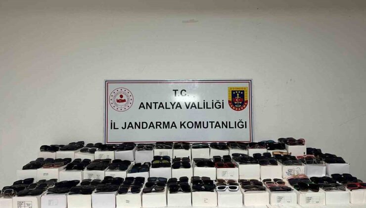 Aksu’da araçta bin 500 adet kaçak güneş gözlüğü çıktı