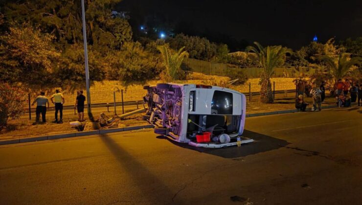 Alanya’da aydınlatma direğine çarpan minibüs devrildi
