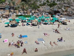 Alanya’da sıcak havayı fırsat bilen turistler Kleopatra Plajı’na akın etti