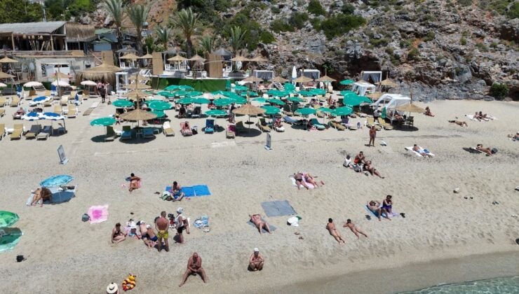Alanya’da sıcak havayı fırsat bilen turistler Kleopatra Plajı’na akın etti
