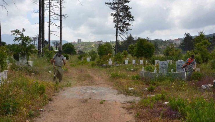 Alanya’daki mezarlıklarda Kurban Bayramı hazırlıkları başladı