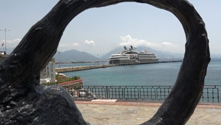 Alanya’ya kruvaziyerle 187 turist geldi