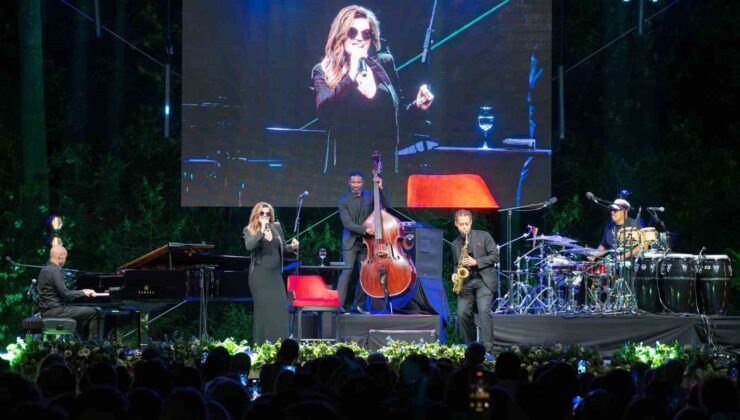 Anne olmaya hazırlanan Melody Gardot Antalyalı müzikseverlerle buluştu