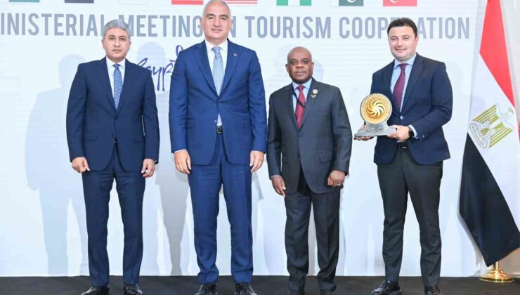 Antalya “2025 Yılı D-8 Turizm Şehri” ödülünü Kahire’deki bakanlar toplantısında aldı