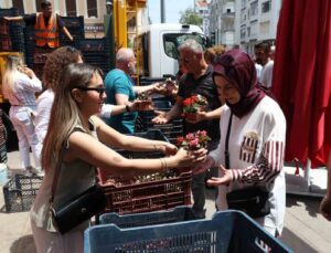 Antalya Büyükşehir’den annelere 25 bin çiçek