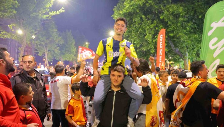 Araçlarına Fenerbahçe bayraklı tabut yerleştiren iki sürücüye ceza