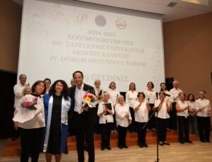 AÜ 60+ Tazelenme Üniversitesinde mezuniyet sevinci