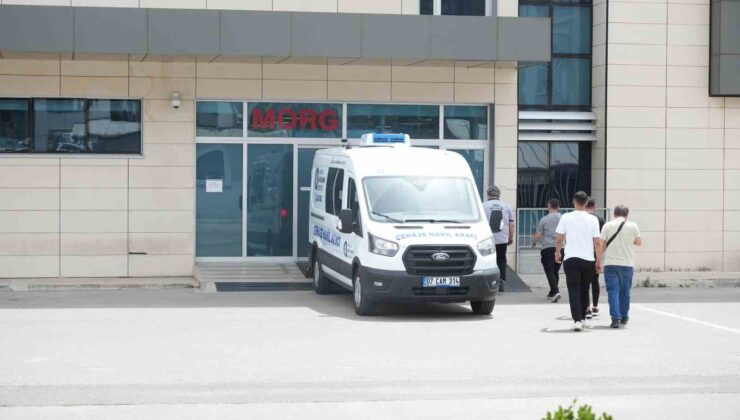 Babasının bıçaklayarak öldürdüğü  gencin cenazesi morgdan alındı