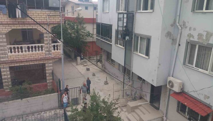 Bina dışındaki asansör arızalanınca sokağı seyre başladı
