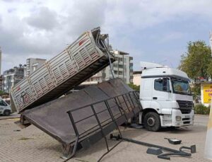 Damperi açılan tır üst geçidi kopardı: Yaya olmaması üzücü bir olayı engelledi
