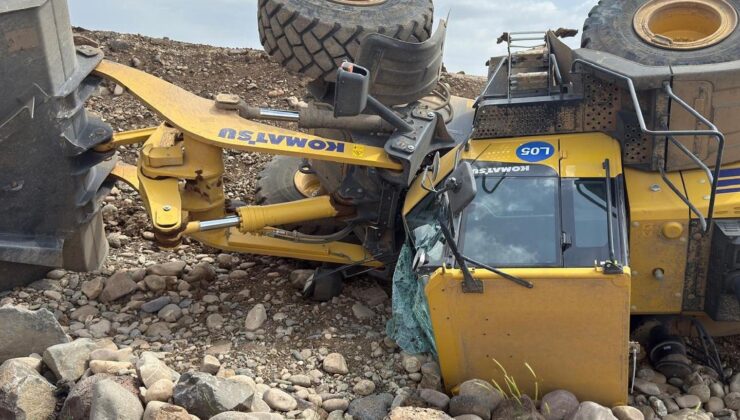 Devrilen iş makinasının sürücüsü yaralandı