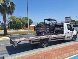 Direksiyon hakimiyetini kaybeden motorlu bisiklet devrildi: 2 yaralı