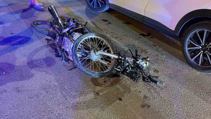 Dörtyol’da otomobille çarpışan motosiklet hurdaya döndü: 1’i ağır 2 yaralı