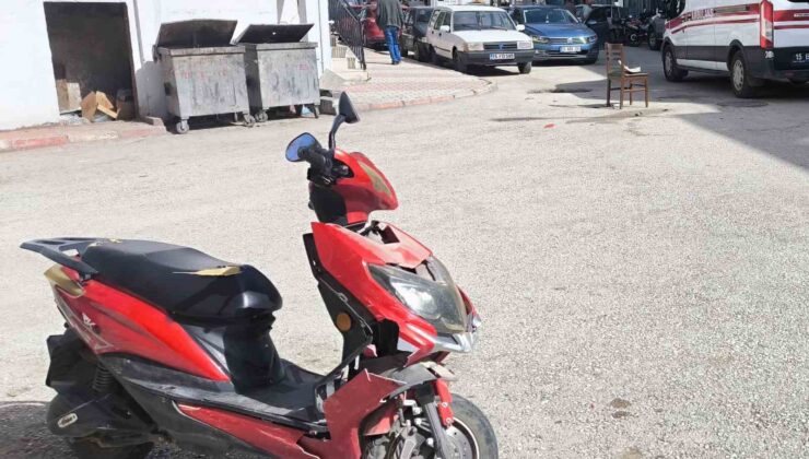 Elektrikli motosiklet ile otomobil çarpıştı: 2 yaralı