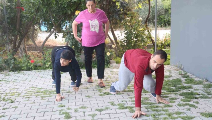 Emekleyerek yaşam süren 3 engelli evladına ömrünü adadı
