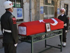 Emekli Başçavuş, askeri törenle gözyaşları eşliğinde son yolculuğuna uğurlandı