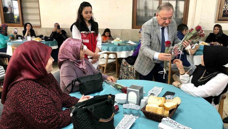 Erdemli’de annelerin günü güllerle kutlandı