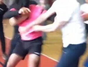 Futsal turnuvası boks ringine döndü: Hakem ve öğretmen arasında kavga anı kamerada