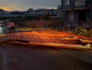 Gazipaşa’da hortum seraları vurdu, çatıları uçurdu