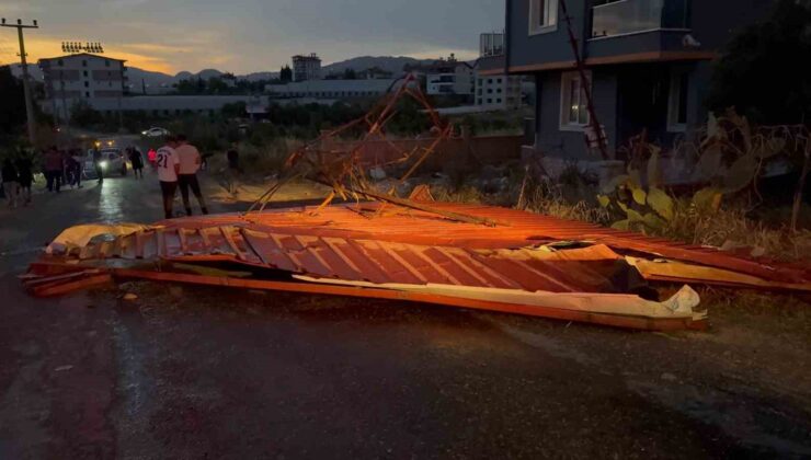 Gazipaşa’da hortum seraları vurdu, çatıları uçurdu