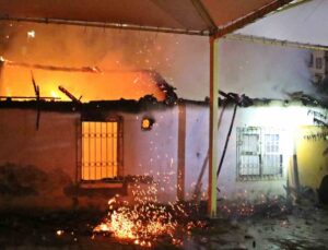 Gecekondu alev alev yandı, sokağa dökülen mahalleli kediler için gözyaşı döktü