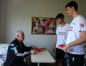 Genç basketbolculardan yaş almışlara anlamlı ziyaret